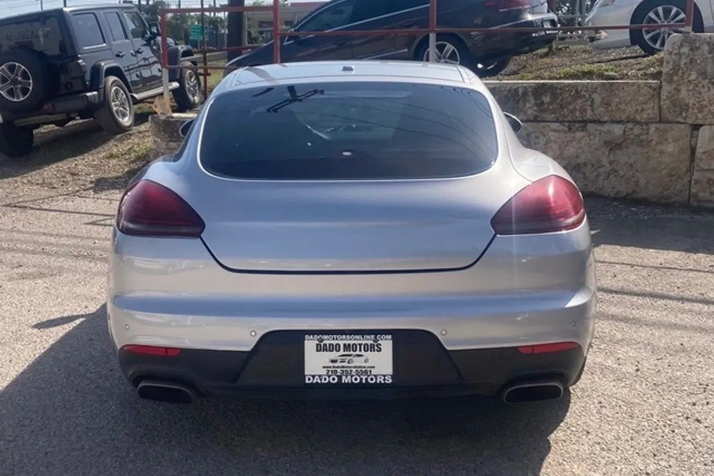 2016 Porsche Panamera 4 photo 1