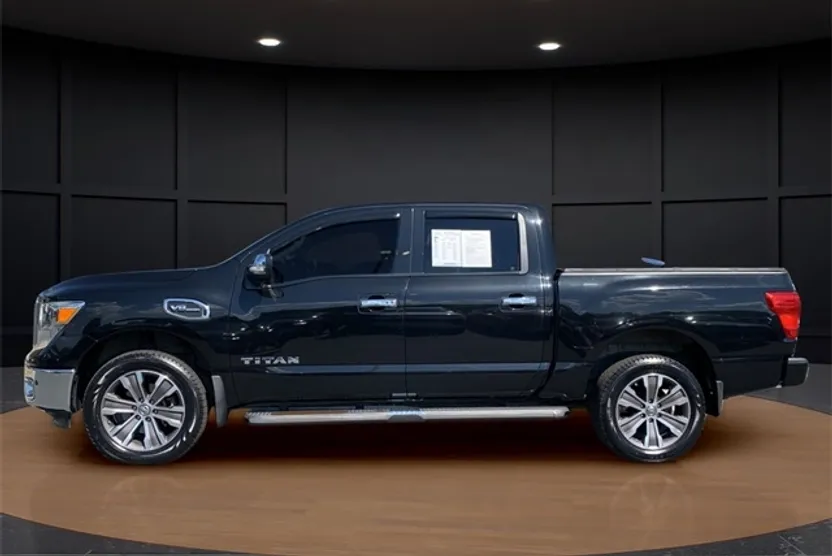 2017 Nissan Titan SL photo 1