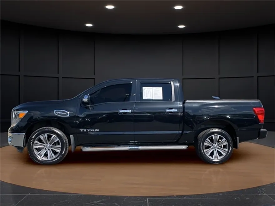 2017 Nissan Titan SL photo 1