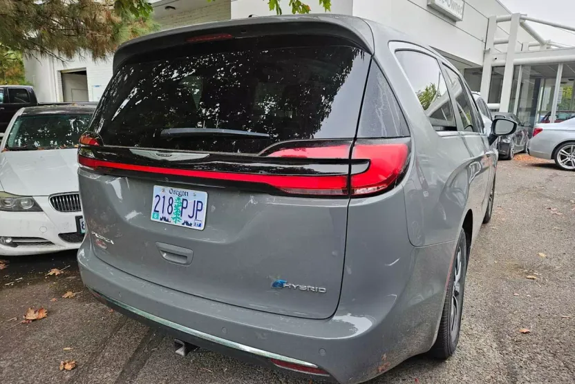 2023 Chrysler Pacifica Hybrid Touring L photo 1