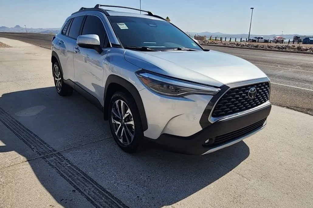 2024 Toyota Corolla Cross XLE photo 1
