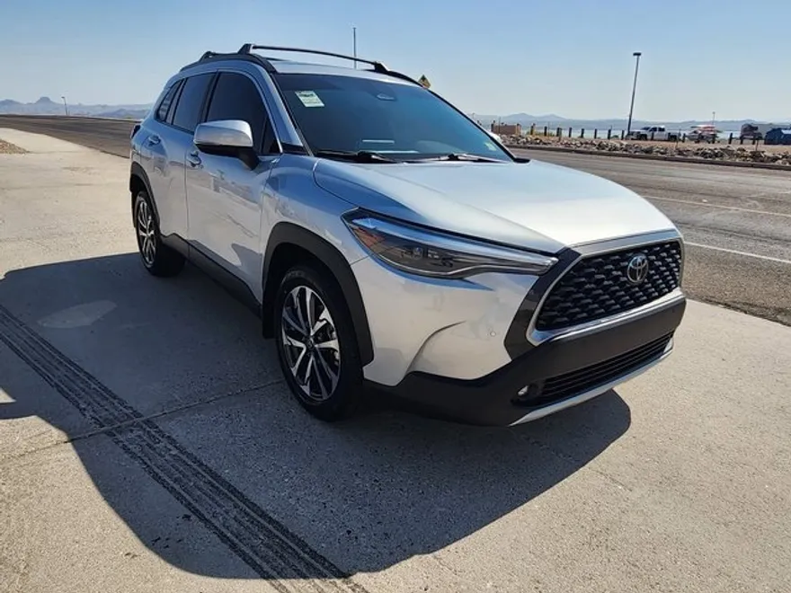 2024 Toyota Corolla Cross XLE photo 1