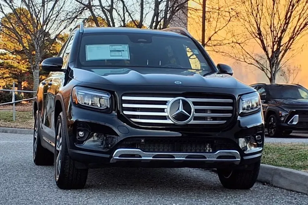 2025 Mercedes Benz GLB 250 4MATIC photo 1
