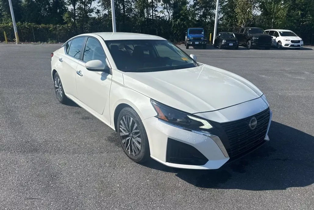 2023 Nissan Altima 2.5 SV photo 1
