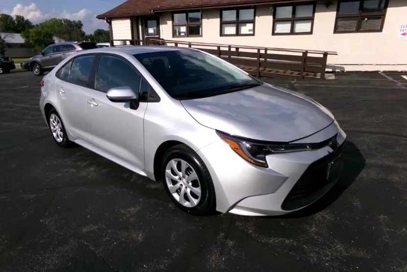 2023 Toyota Corolla LE photo 1