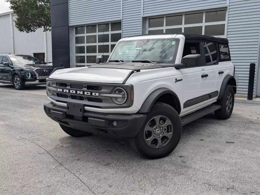 2022 Ford Bronco Base photo 1