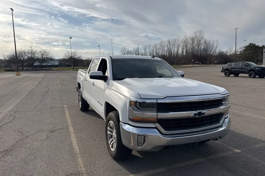 2017 Chevrolet Silverado 1500 LT photo 1
