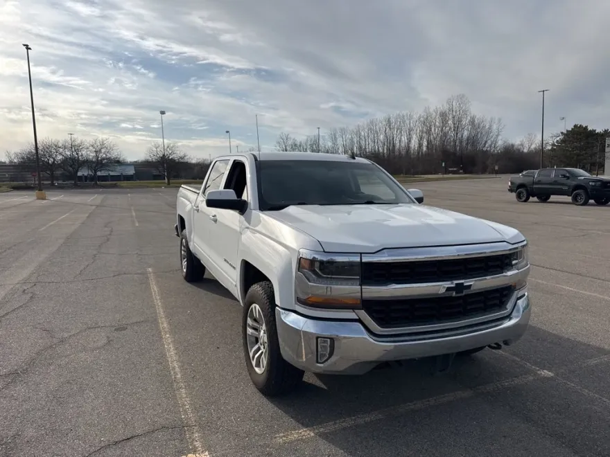 2017 Chevrolet Silverado 1500 LT photo 1