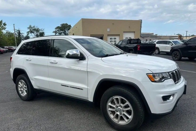 2019 Jeep Grand Cherokee Laredo photo 1