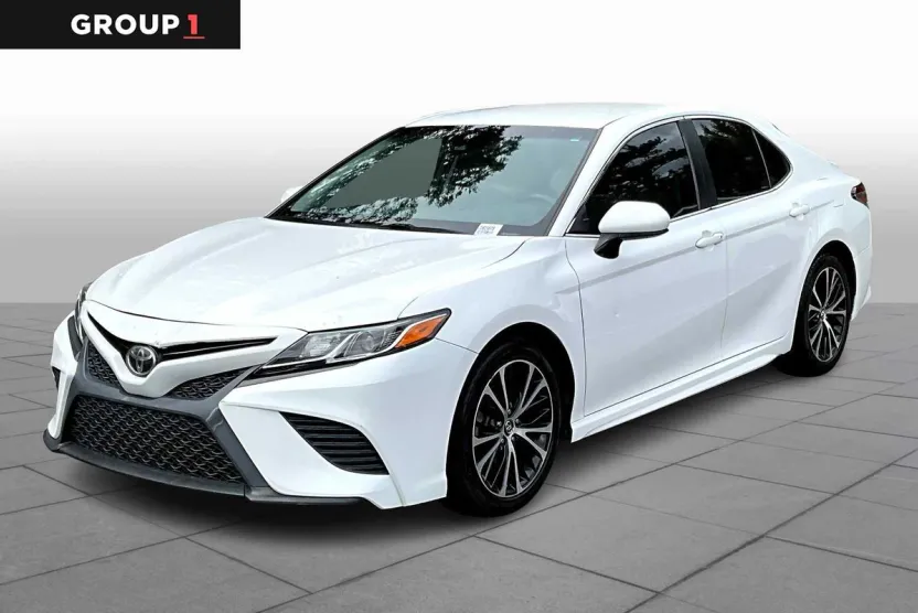 2018 Toyota Camry SE photo 1
