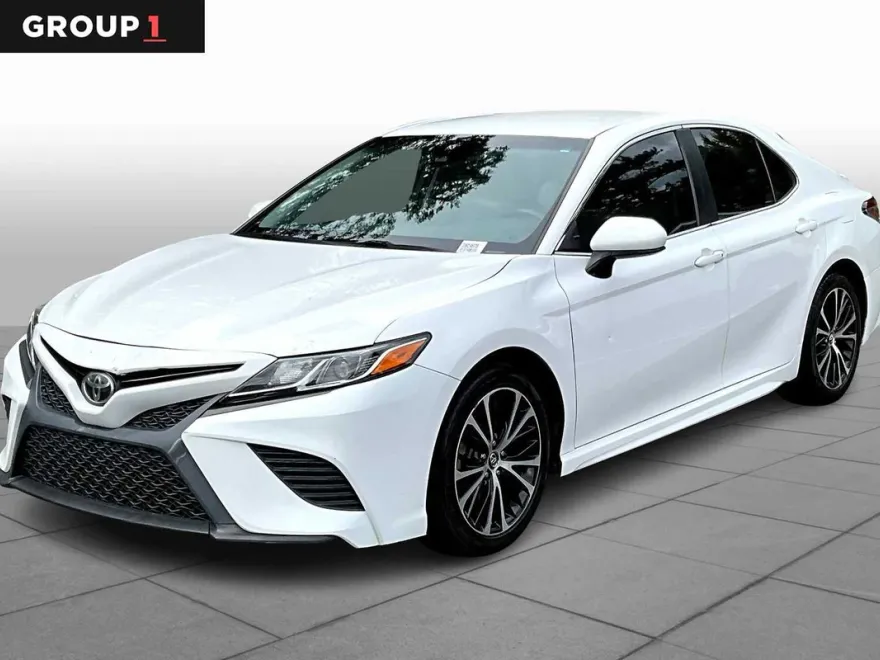 2018 Toyota Camry SE photo 1