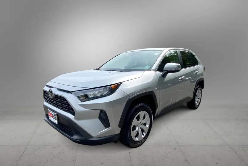 2022 Toyota RAV4 LE photo 1