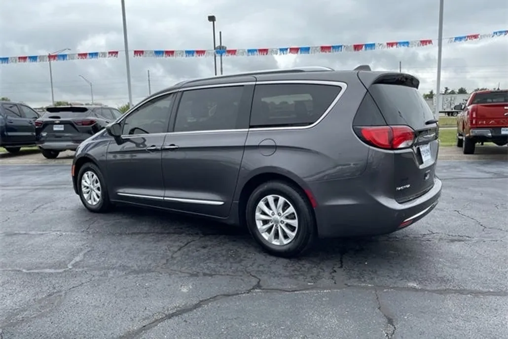 2018 Chrysler Pacifica Touring L photo 1