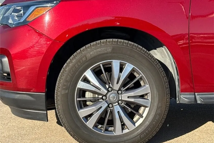 2019 Nissan Pathfinder SV photo 1
