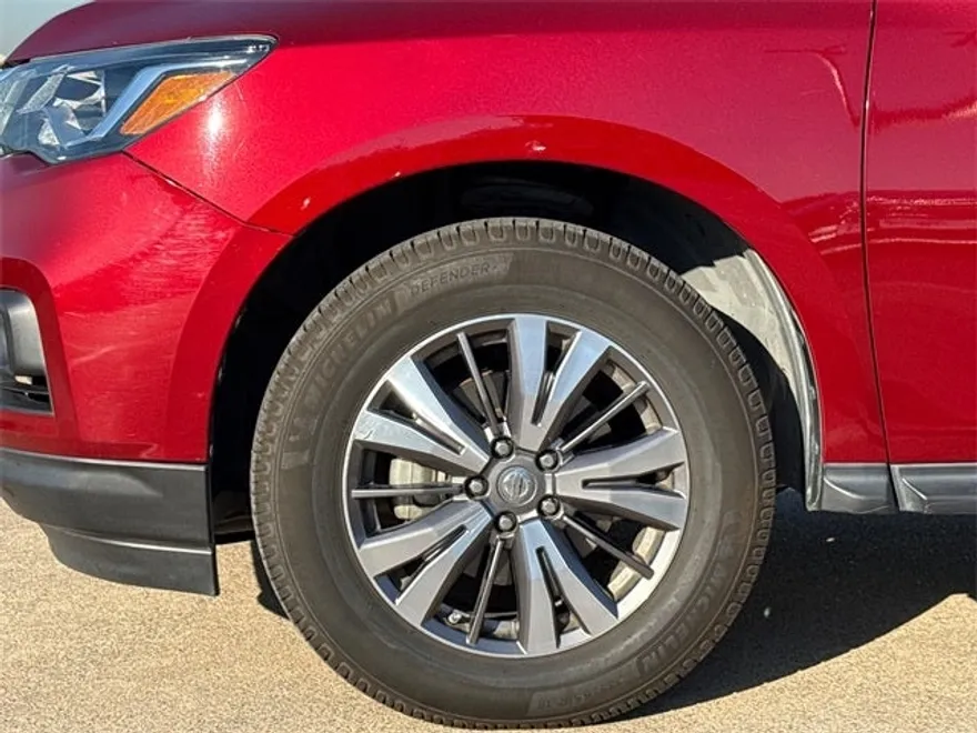 2019 Nissan Pathfinder SV photo 1