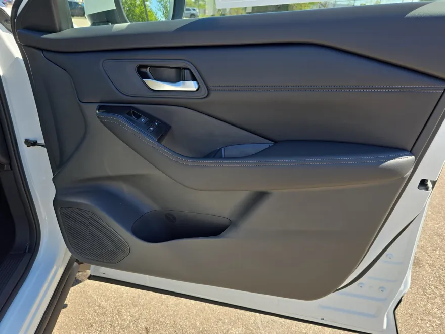 2026 Nissan Rogue Platinum photo 1