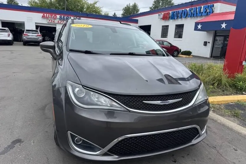 2019 Chrysler Pacifica Touring L photo 1