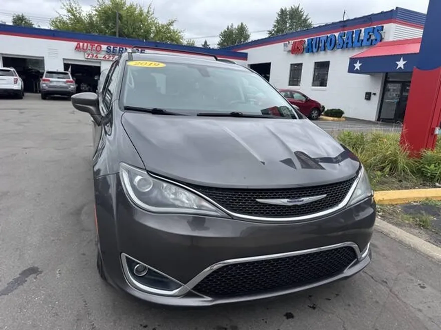 2019 Chrysler Pacifica Touring L photo 1