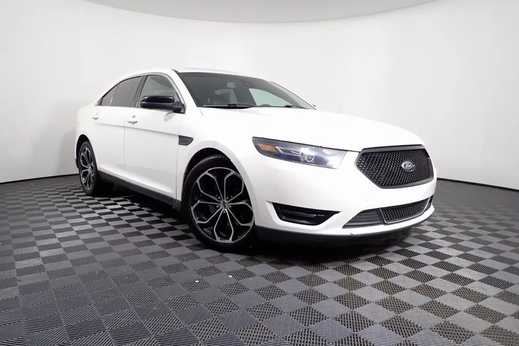 2015 Ford Taurus SHO photo 1