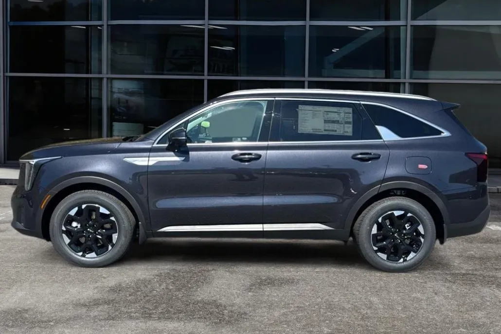 2025 Kia Sorento S photo 1