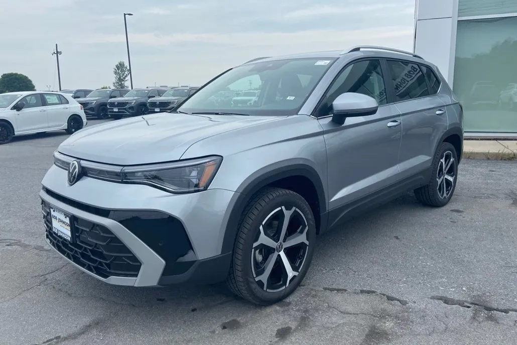 2025 Volkswagen Taos SEL photo 1
