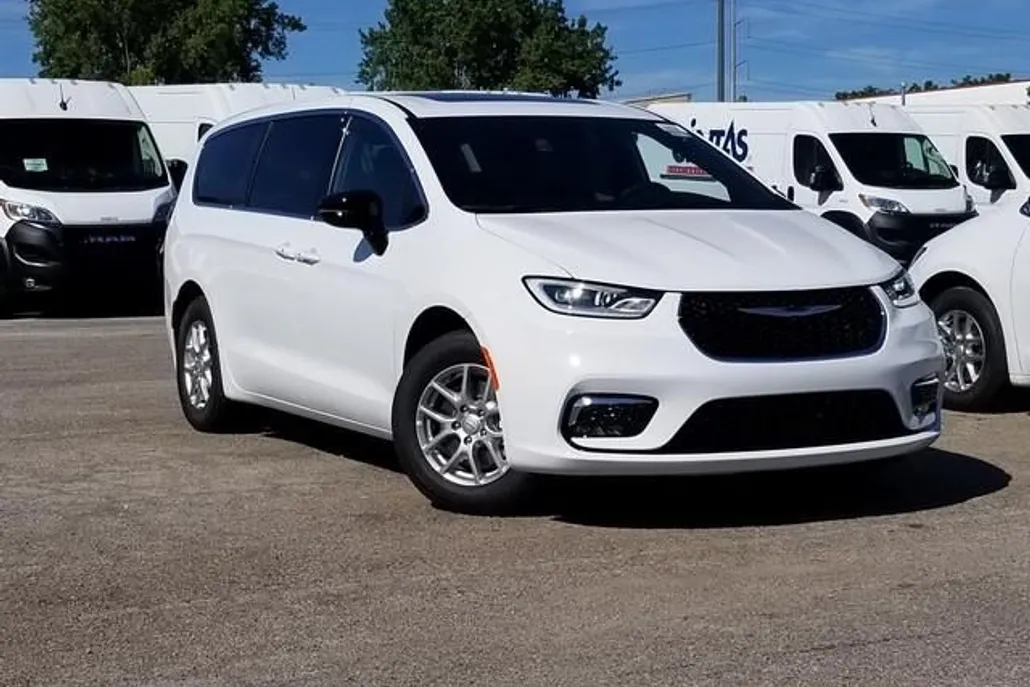 2026 Chrysler Pacifica photo 1
