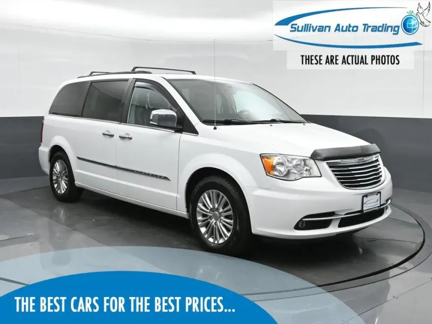 2015 Chrysler Town & Country photo 1