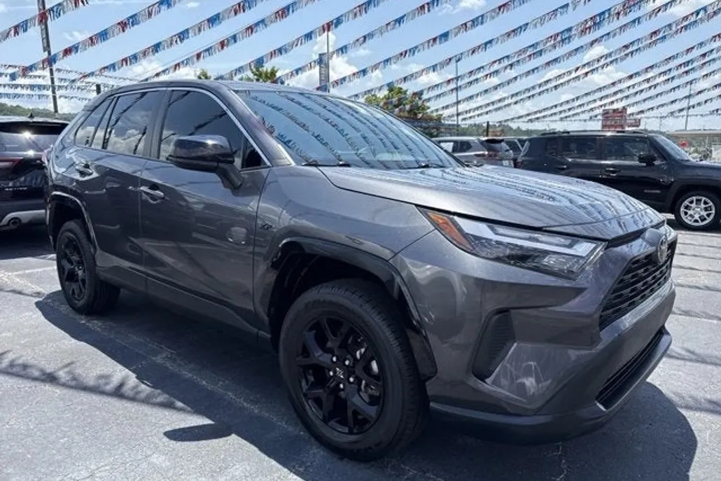 2023 Toyota RAV4 LE photo 1