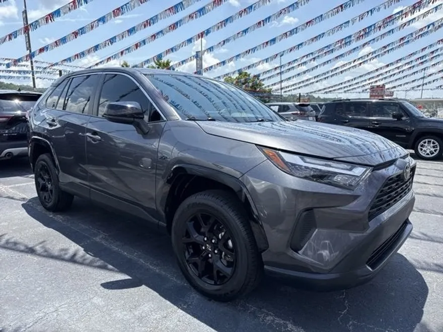 2023 Toyota RAV4 LE photo 1