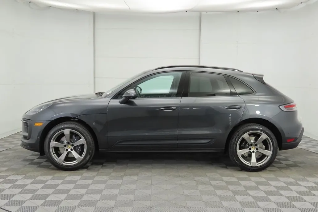 2025 Porsche Macan Base photo 1