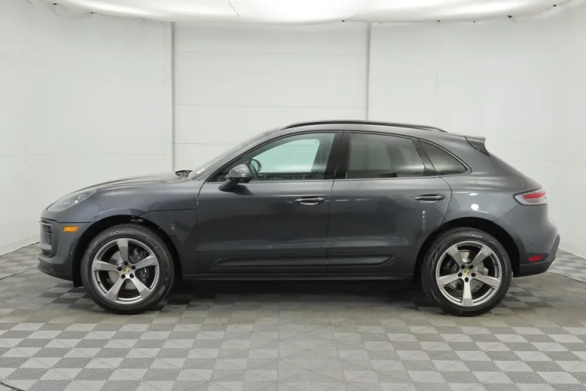2025 Porsche Macan Base photo 1