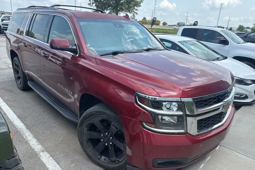2016 Chevrolet Suburban LT photo 1