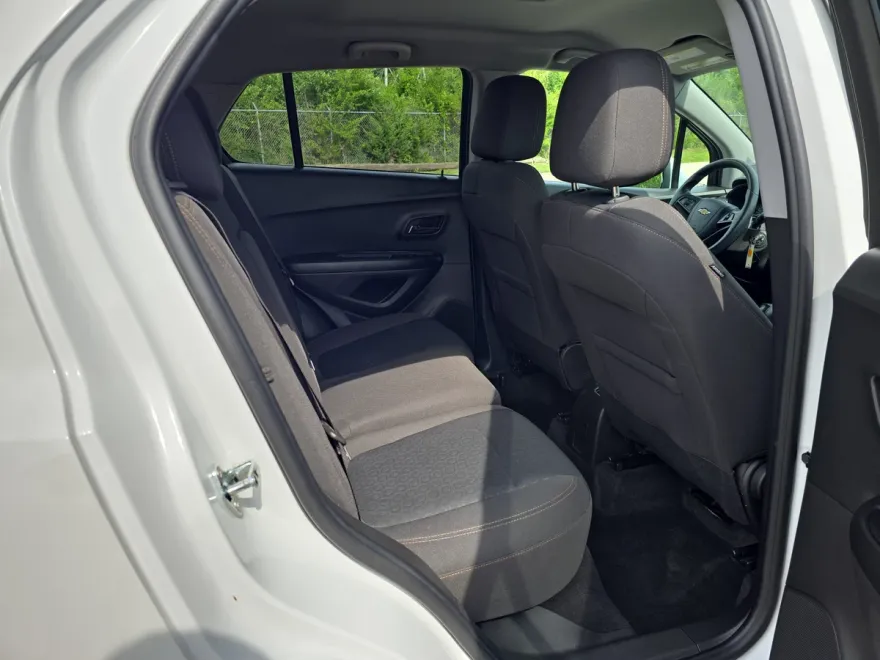 2022 Chevrolet Trax LS photo 1