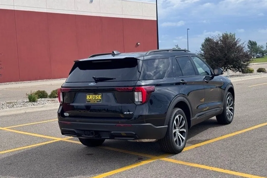 2025 Ford Explorer ST-Line photo 1