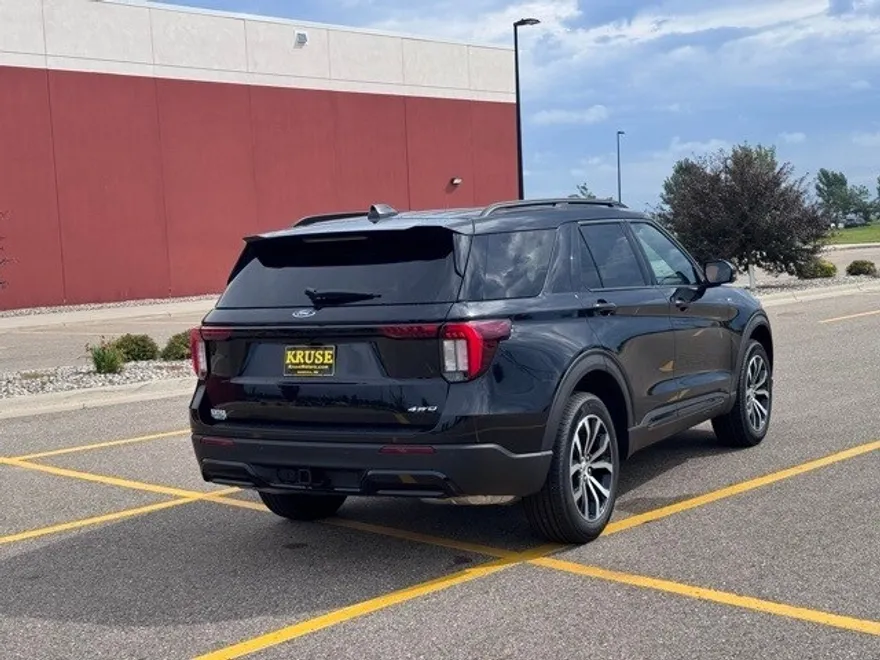 2025 Ford Explorer ST-Line photo 1