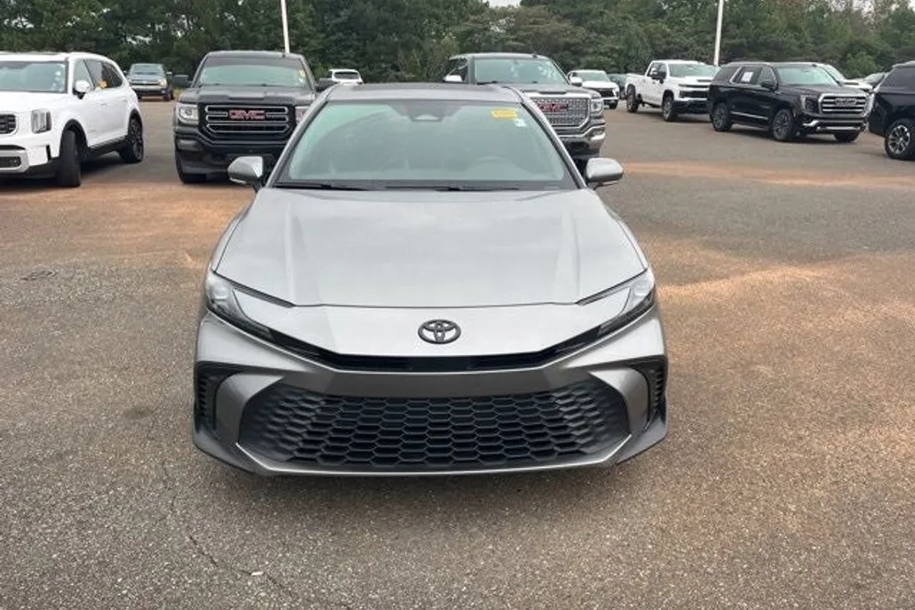 2025 Toyota Camry SE photo 1