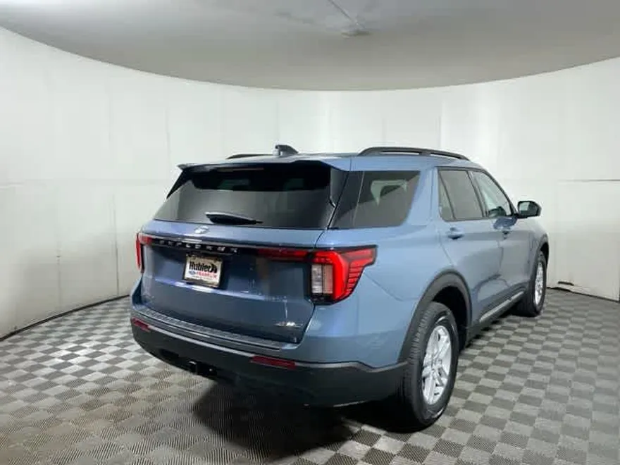 2025 Ford Explorer photo 1