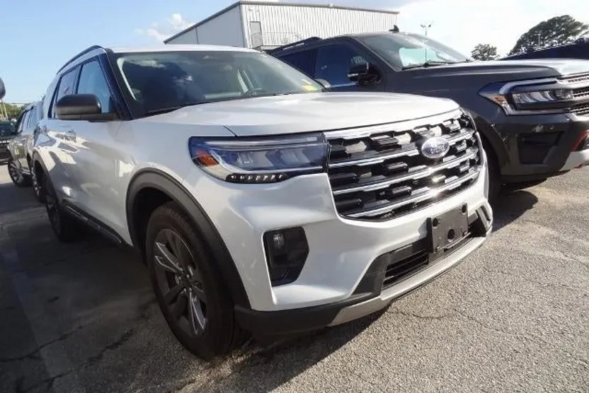 2025 Ford Explorer photo 1