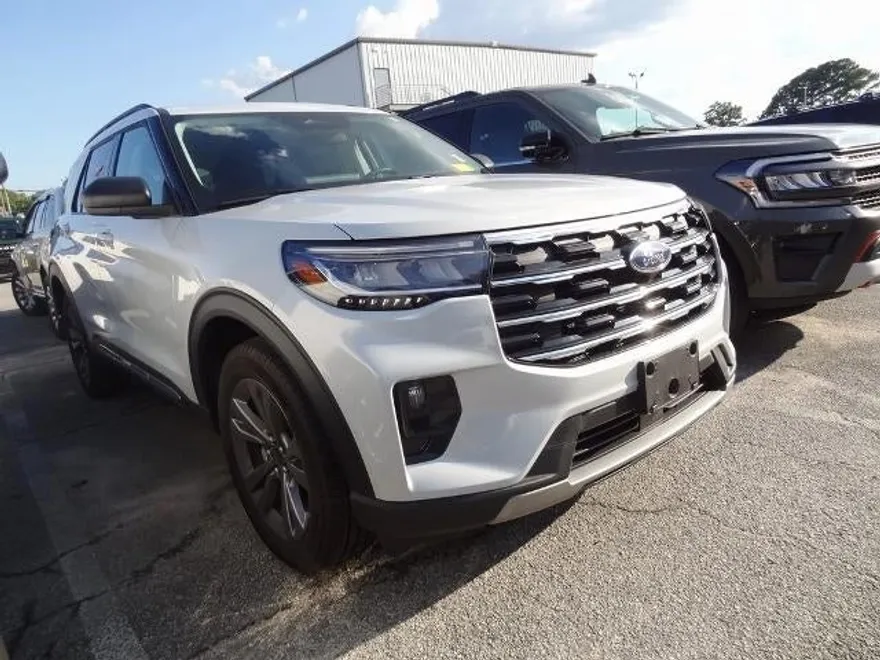 2025 Ford Explorer photo 1