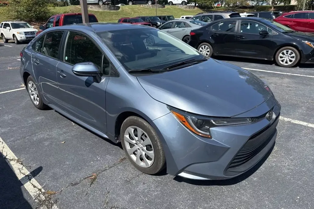 2024 Toyota Corolla LE photo 1