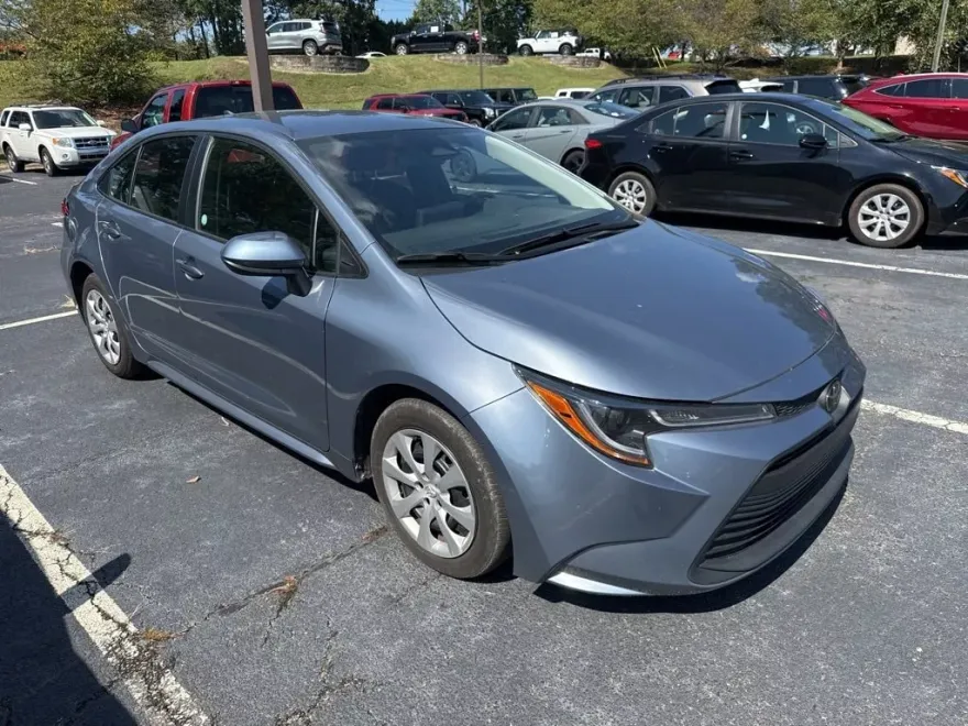2024 Toyota Corolla LE photo 1