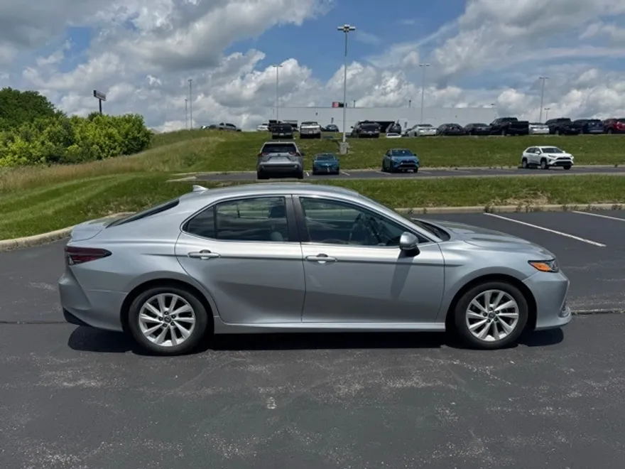 2023 Toyota Camry LE photo 1