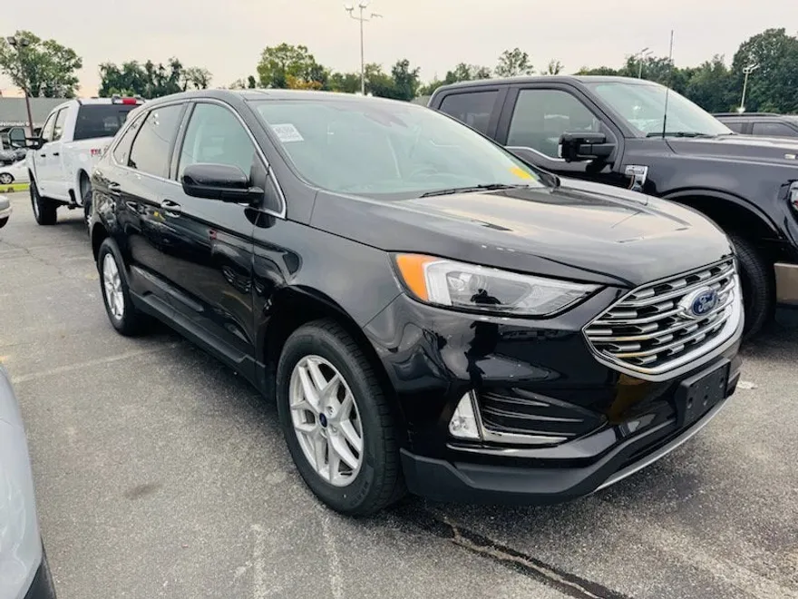2022 Ford Edge SEL photo 1