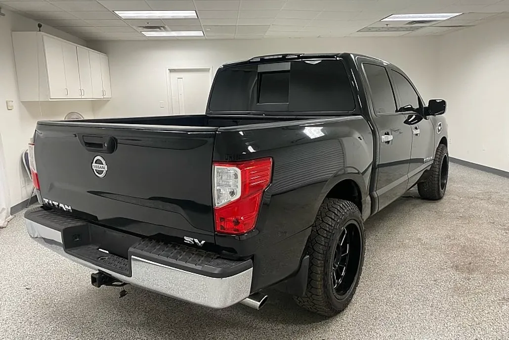 2017 Nissan Titan Crew Cab SV photo 1