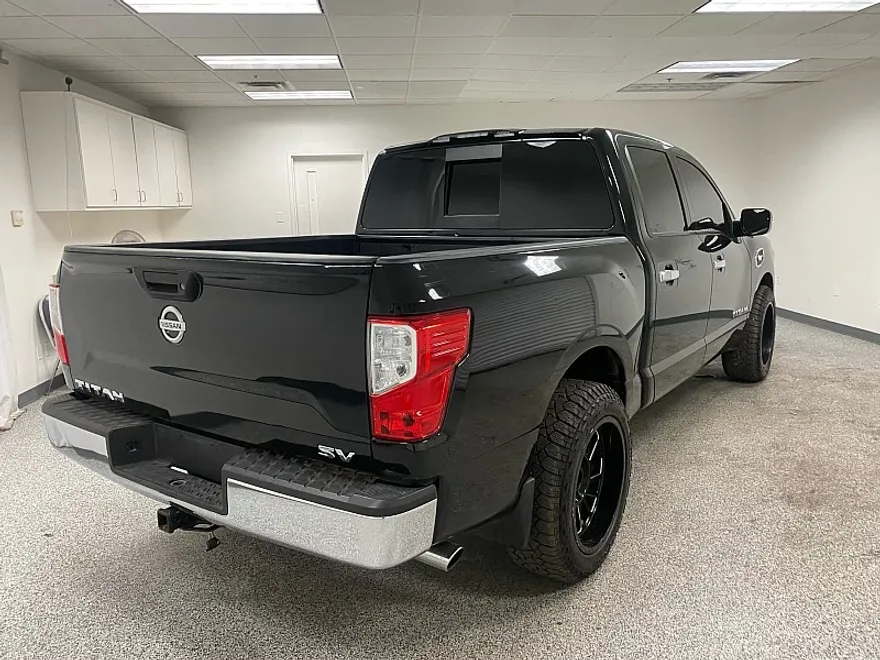 2017 Nissan Titan Crew Cab SV photo 1