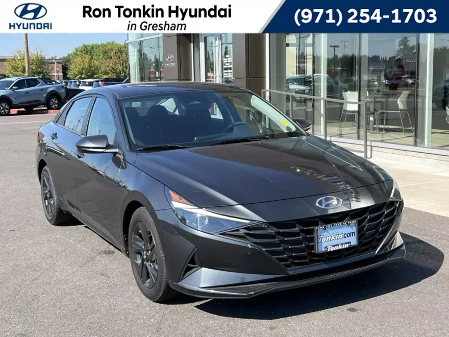 2022 Hyundai Elantra SEL photo 1