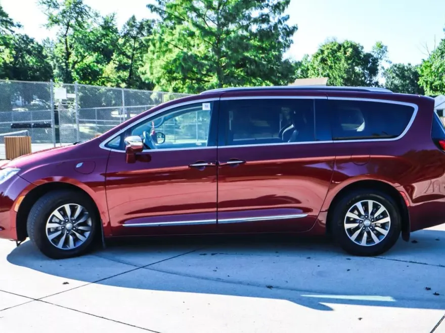 2020 Chrysler Pacifica Hybrid Limited photo 1