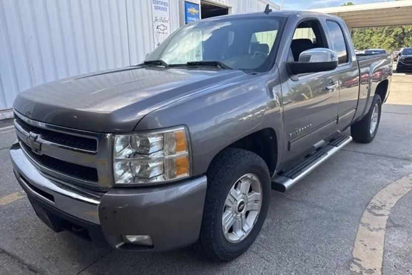 2011 Chevrolet Silverado 1500 LT photo 1