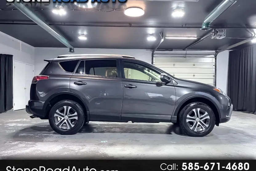2016 Toyota RAV4 LE photo 1