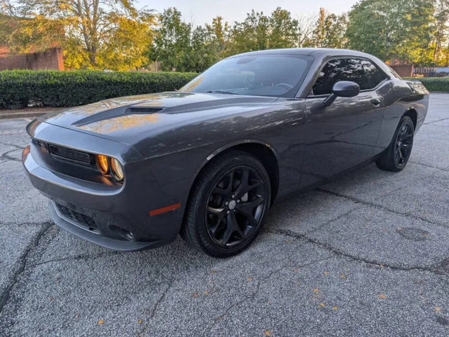 2022 Dodge Challenger SXT photo 1